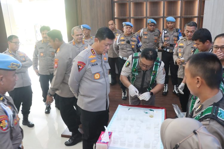 Polda Kalimantan Tengah (Kalteng) melalui Bidang Kedokteran dan Kesehatan (Biddokkes) melaksanakan pemeriksaan urine bagi seluruh pejabat utama Polda, di Lobi Mapolda setempat, Selasa (24/2/2026).
