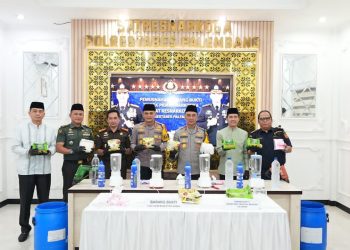 Kapolda Sumatera Selatan, Irjen Pol Dr. Sandi Nugroho, S.I.K., S.H., M.Hum., memimpin langsung pemusnahan 8.282 gram sabu dan 770 butir ekstasi di Polrestabes Palembang.