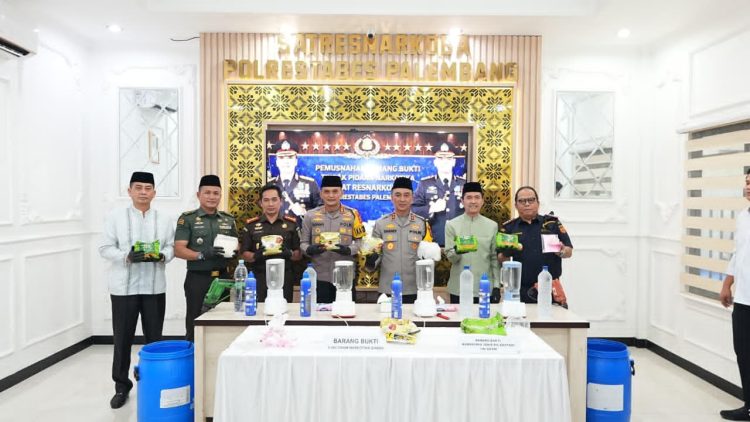 Kapolda Sumatera Selatan, Irjen Pol Dr. Sandi Nugroho, S.I.K., S.H., M.Hum., memimpin langsung pemusnahan 8.282 gram sabu dan 770 butir ekstasi di Polrestabes Palembang.