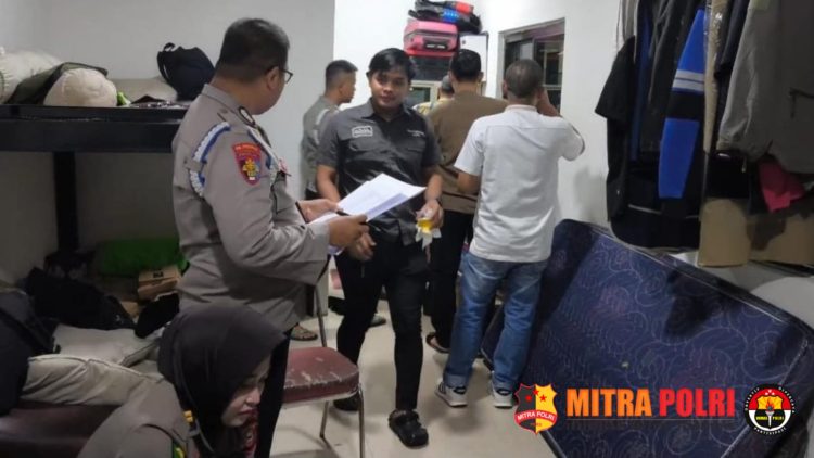 jajaran pimpinan Polres Gowa justru memanfaatkan momentum tersebut untuk menggelar tes urine mendadak bagi anggotanya.