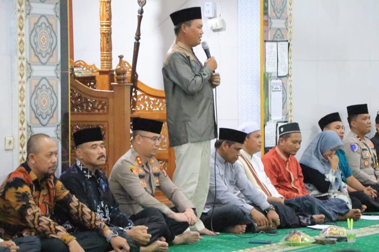 Kapolres Seruyan AKBP BEDDY SUWENDI, S.H., S.I.K mendampingi Bupati Seruyan AHMAD SELANORWANDA, S.E., M.Si dalam kegiatan Safari Ramadhan 1447 H / 2026 M yang berlangsung di Masjid Al-Huda, Rantau Pulut, Kecamatan Seruyan Tengah, Kabupaten Seruyan, Selasa (24/2/2026) sore.
