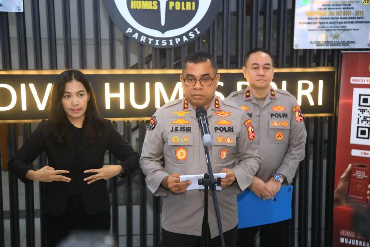 Kadivhumas Polri, Johnny Eddizon Isir, dalam doorstop yang digelar di Divhumas Polri, Rabu (25/2/2026).