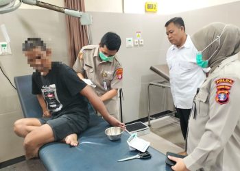 Pemeriksaan dilakukan di Ruang Dokpol Rumah Sakit Bhayangkara Palangka Raya terhadap tahanan Unit Jatanras perkara penganiayaan inisial Ji, dengan pengawalan Aiptu Dwi Handoyo dan Aiptu Sapto Aristyo Wisnu.