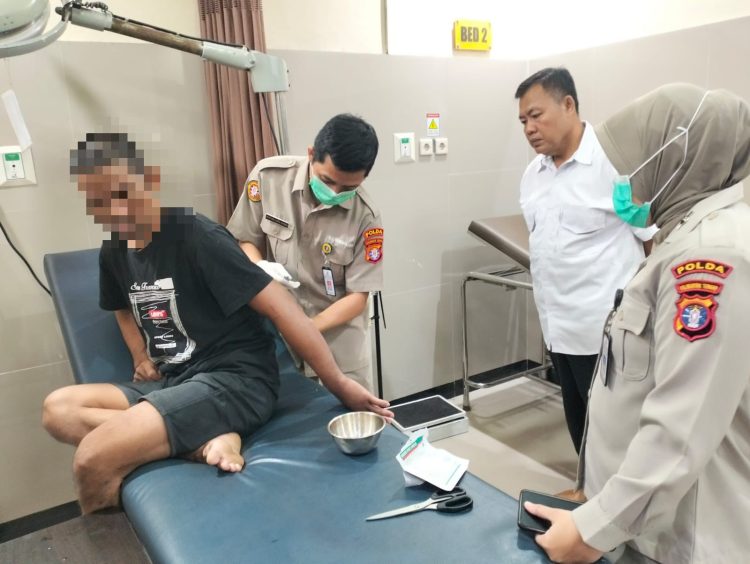 Pemeriksaan dilakukan di Ruang Dokpol Rumah Sakit Bhayangkara Palangka Raya terhadap tahanan Unit Jatanras perkara penganiayaan inisial Ji, dengan pengawalan Aiptu Dwi Handoyo dan Aiptu Sapto Aristyo Wisnu.