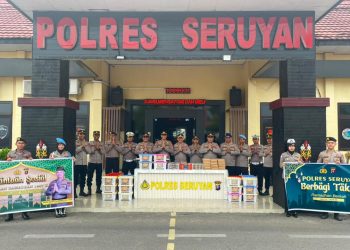 Jajaran Polres Seruyan menggelar kegiatan Berbagi Takjil Ramadhan Berkah 1447 H/2026 M kepada masyarakat pengguna jalan di kawasan Jalan A. Yani, Kuala Pembuang, Kabupaten Seruyan, Rabu (25/2/2026) sore.
