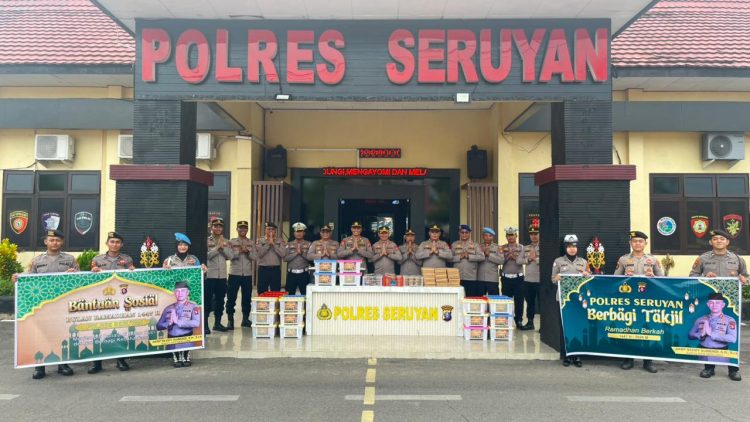 Jajaran Polres Seruyan menggelar kegiatan Berbagi Takjil Ramadhan Berkah 1447 H/2026 M kepada masyarakat pengguna jalan di kawasan Jalan A. Yani, Kuala Pembuang, Kabupaten Seruyan, Rabu (25/2/2026) sore.