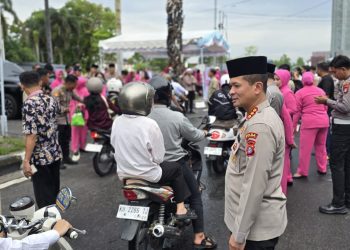 Polda Kalimantan Tengah (Kalteng) terus menaburkan keberkahan dengan membagikan takjil gratis untuk masyarakat yang melintas di depan Pos Polisi Bundaran Besar, Kota Palangka Raya, Rabu (25/2/26) sore.
