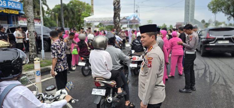 Polda Kalimantan Tengah (Kalteng) terus menaburkan keberkahan dengan membagikan takjil gratis untuk masyarakat yang melintas di depan Pos Polisi Bundaran Besar, Kota Palangka Raya, Rabu (25/2/26) sore.