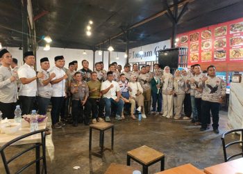 Suasana kebersamaan terlihat dalam acara buka puasa bersama yang digelar di Tomyam Cafe, dihadiri oleh jajaran organisasi dan pihak kepolisian serta tokoh masyarakat dari Kabupaten Kampar. Para peserta tampak berpose bersama usai kegiatan berbagi dan silaturahmi dalam momentum Ramadan