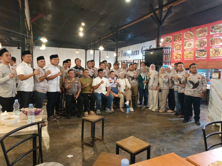 Suasana kebersamaan terlihat dalam acara buka puasa bersama yang digelar di Tomyam Cafe, dihadiri oleh jajaran organisasi dan pihak kepolisian serta tokoh masyarakat dari Kabupaten Kampar. Para peserta tampak berpose bersama usai kegiatan berbagi dan silaturahmi dalam momentum Ramadan
