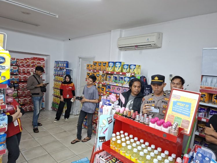 Peristiwa tersebut terjadi pada Rabu (25/2/2026) sekitar pukul 23.03 WIB saat karyawan hendak melakukan penutupan toko.