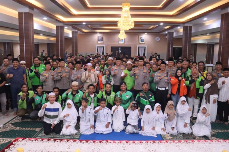 Polda Kalteng) mengadakan acara buka puasa bersama dengan Aliansi Ojek Online se-Kalteng, di Aula Arya Dharma, Mapolda setempat, Jl. Tjilik Riwut Km.1, Kota Palangka Raya, Kamis (26/2/2026) sore.