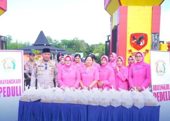 Dansat Brimob bersama personel Satuan Brimob Polda Kalimantan Tengah mendampingi Bhayangkari Cabang Sat Brimob Kalteng melaksanakan kegiatan pembagian takjil kepada masyarakat di depan Mako Satbrimob Polda Kalimantan Tengah, Jalan Tjilik Riwut Km 32, Kelurahan Banturung, Kecamatan Bukit Batu, pada Kamis (26/2/2026).