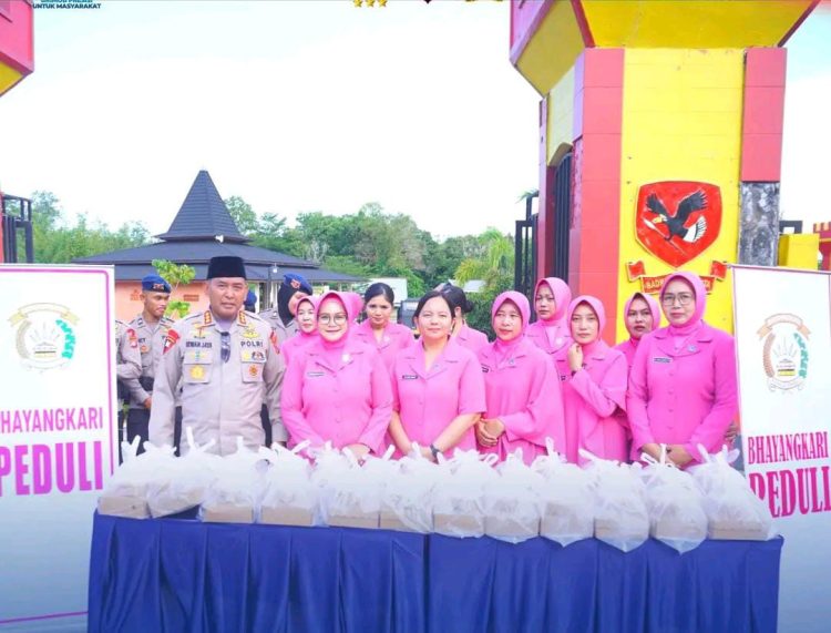 Dansat Brimob bersama personel Satuan Brimob Polda Kalimantan Tengah mendampingi Bhayangkari Cabang Sat Brimob Kalteng melaksanakan kegiatan pembagian takjil kepada masyarakat di depan Mako Satbrimob Polda Kalimantan Tengah, Jalan Tjilik Riwut Km 32, Kelurahan Banturung, Kecamatan Bukit Batu, pada Kamis (26/2/2026).