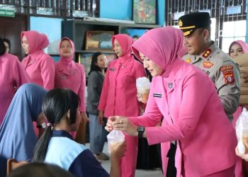 Kapolres Katingan AKBP Dodik Hartono S.H., S.I.K., M.H., bersama Ketua Bhayangkari Cabang Katingan Ny. Sari Dodik Hartono melaksanakan kegiatan pembagian takjil kepada siswa dan tenaga pendidik di SLB Negeri 1 Katingan, Desa Hampalit, Jumat (27/2/2026) Pagi.