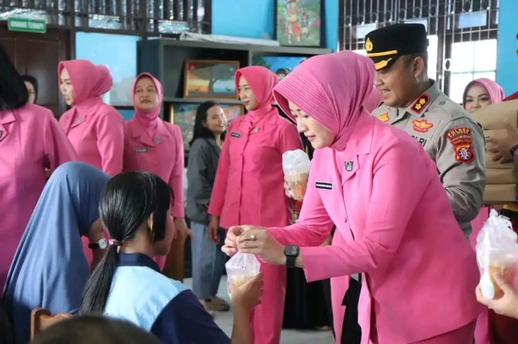 Kapolres Katingan AKBP Dodik Hartono S.H., S.I.K., M.H., bersama Ketua Bhayangkari Cabang Katingan Ny. Sari Dodik Hartono melaksanakan kegiatan pembagian takjil kepada siswa dan tenaga pendidik di SLB Negeri 1 Katingan, Desa Hampalit, Jumat (27/2/2026) Pagi.