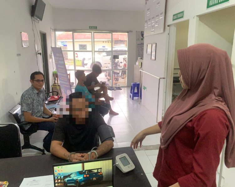 Seksi Kedokteran dan Kesehatan (Sidokkes) Polresta Palangka Raya melaksanakan pelayanan kesehatan terpadu bagi personel Polri, keluarga, masyarakat umum, serta pemeriksaan kesehatan tahanan di Klinik Polresta Palangka Raya, Jum’at (27/2/2026).