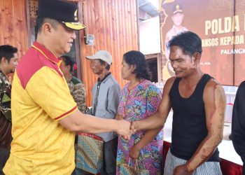 Kapolda Kalimantan Tengah (Kalteng) Irjen Pol Iwan Kurniawan, S.IK., M.Si. turun langsung memimpin aksi bakti sosial dan kebersihan di kawasan terdampak kebakaran Komplek Mendawai, Jl. Tjilik Riwut Km.1, Kota Palangka Raya, Jumat (27/02/2026).