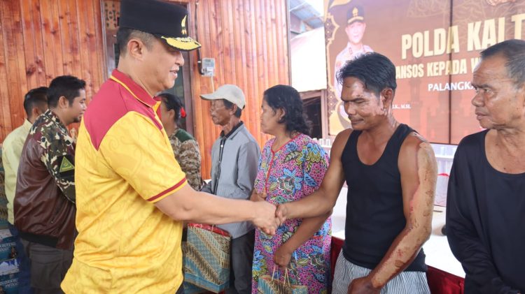 Kapolda Kalimantan Tengah (Kalteng) Irjen Pol Iwan Kurniawan, S.IK., M.Si. turun langsung memimpin aksi bakti sosial dan kebersihan di kawasan terdampak kebakaran Komplek Mendawai, Jl. Tjilik Riwut Km.1, Kota Palangka Raya, Jumat (27/02/2026).