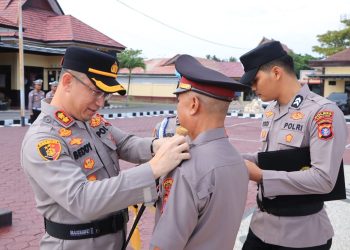 Kapolres Seruyan AKBP Beddy Suwendi, S.H., S.I.K., memimpin langsung Upacara Korps Raport Kenaikan Pangkat Pengabdian personel Polri Polres Seruyan periode 1 Maret 2026 yang berlangsung di Halaman Polres Seruyan, Jum'at (27/2/2026) sore.