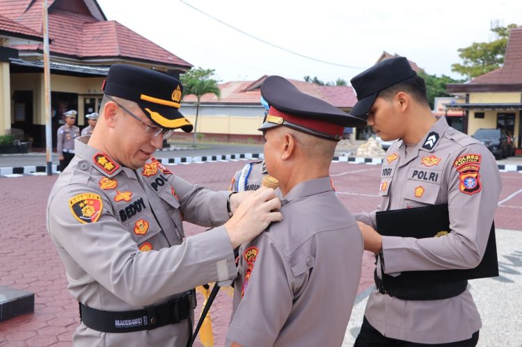 Kapolres Seruyan AKBP Beddy Suwendi, S.H., S.I.K., memimpin langsung Upacara Korps Raport Kenaikan Pangkat Pengabdian personel Polri Polres Seruyan periode 1 Maret 2026 yang berlangsung di Halaman Polres Seruyan, Jum'at (27/2/2026) sore.