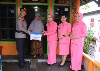 Kapolres Seruyan AKBP Beddy Suwendi, S.H., S.I.K., bersama Ketua Bhayangkari Cabang Seruyan Ny. Putri Beddy beserta jajaran Pejabat Utama (PJU), personel Polres Seruyan, dan pengurus Bhayangkari melaksanakan kegiatan Bantuan Sosial (Bansos) Bulan Ramadhan dan Bhayangkari Peduli di Desa Pematang Limau, Kecamatan Seruyan Hilir, Kabupaten Seruyan, Jum'at (27/2/2026) sore.
