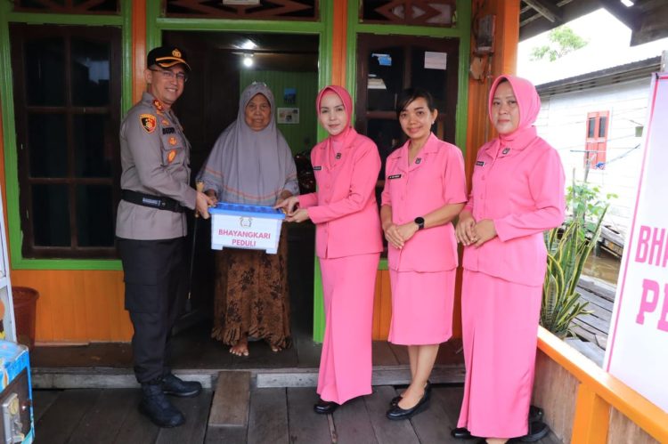 Kapolres Seruyan AKBP Beddy Suwendi, S.H., S.I.K., bersama Ketua Bhayangkari Cabang Seruyan Ny. Putri Beddy beserta jajaran Pejabat Utama (PJU), personel Polres Seruyan, dan pengurus Bhayangkari melaksanakan kegiatan Bantuan Sosial (Bansos) Bulan Ramadhan dan Bhayangkari Peduli di Desa Pematang Limau, Kecamatan Seruyan Hilir, Kabupaten Seruyan, Jum'at (27/2/2026) sore.