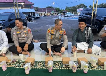 Polsek Seruyan Tengah bersama Bhayangkari melaksanakan kegiatan pembagian takjil kepada masyarakat di Jalan Tajudin Kusuma, Kelurahan Rantau Pulut, Kecamatan Seruyan Tengah, Kabupaten Seruyan, Jum'at (27/2/2026) sore.