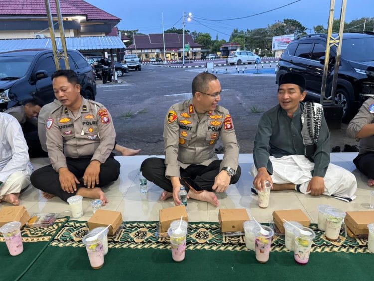 Polsek Seruyan Tengah bersama Bhayangkari melaksanakan kegiatan pembagian takjil kepada masyarakat di Jalan Tajudin Kusuma, Kelurahan Rantau Pulut, Kecamatan Seruyan Tengah, Kabupaten Seruyan, Jum'at (27/2/2026) sore.