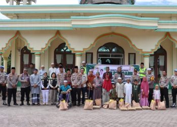 Polres Dairi melaksanakan kegiatan bantuan sosial kepada masyarakat yang membutuhkan, Jumat (27/02/2026).