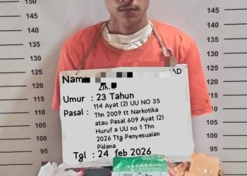 petugas berhasil mengamankan seorang laki-laki berinisial MMZ (23), warga Kabupaten Dharmasraya, Sumatera Barat. Dari hasil penggeledahan, petugas menemukan satu bungkus besar narkotika jenis sabu ditaksir seberat bruto sekitar 1.045 gram yang disimpan di dalam plastik kresek dengan dibungkus lakban.