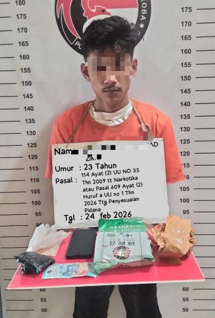 petugas berhasil mengamankan seorang laki-laki berinisial MMZ (23), warga Kabupaten Dharmasraya, Sumatera Barat. Dari hasil penggeledahan, petugas menemukan satu bungkus besar narkotika jenis sabu ditaksir seberat bruto sekitar 1.045 gram yang disimpan di dalam plastik kresek dengan dibungkus lakban.