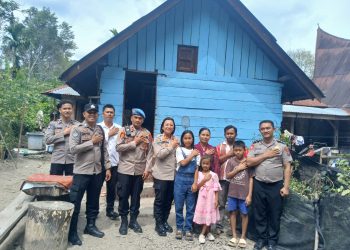 Kapolres Samosir AKBP Rina Sry Nirwana Tarigan, S.I.K., M.H menyerahkan bantuan sosial kepada Pekerja Harian Lepas (PHL) Polres Samosir, Sabtu (28/2/2026) sekira pukul 13.30 WIB.