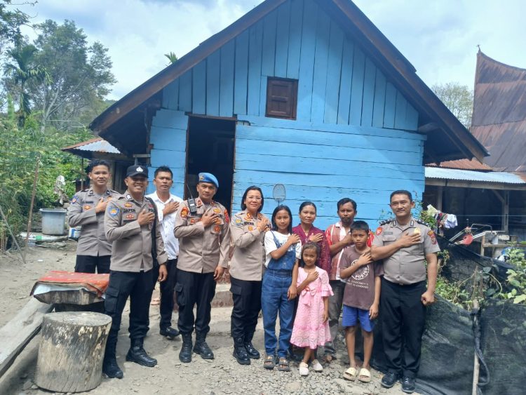 Kapolres Samosir AKBP Rina Sry Nirwana Tarigan, S.I.K., M.H menyerahkan bantuan sosial kepada Pekerja Harian Lepas (PHL) Polres Samosir, Sabtu (28/2/2026) sekira pukul 13.30 WIB.