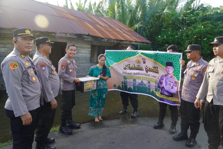 Jajaran Polres Seruyan menyalurkan Bantuan Sosial (Bansos) kepada lima orang warga kurang mampu di Desa Sungai Undang, Kecamatan Seruyan Hilir, Kabupaten Seruyan, Sabtu (28/2/2026) sore.