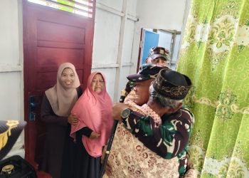 Isak tangis M. Yusuf tak terbendung saat prosesi serah terima berlangsung. Selama sembilan tahun terakhir, ia bersama istri dan keenam anaknya terpaksa menjadikan bekas Pos Brimob sebagai tempat bernaung sebuah bangunan tua yang jauh dari kata layak untuk membesarkan keluarga.