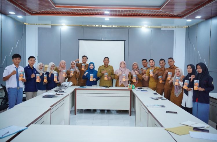 Kegiatan ini dihadiri oleh Kepala Badan Pusat Statistik (BPS) Kabupaten Nagan Raya, Dr. Nuri Rosmika, S.ST., M.Si., Sekretaris Dinas Kominfo, Cut Yulie Sofia, S.T., Kepala Bidang Statistik Dinas Kominfo, Masitoh, SKM., MKM., serta perwakilan dari Bappeda, Dinas Lingkungan Hidup dan Dinas Pemberdayaan Masyarakat Gampong, Pengendalian Penduduk dan Pemberdayaan Perempuan Kabupaten Nagan Raya.