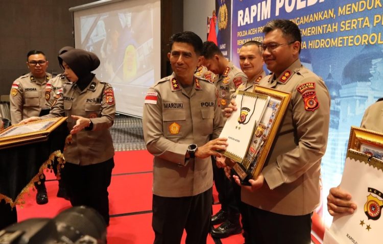 Pada Selasa, 24 Februari 2026 pukul 08.00 WIB, Polres Nagan Raya menerima dua piagam penghargaan dari Kapolda Aceh dalam kegiatan Rapat Pimpinan (Rapim) Polda Aceh Tahun 2026 yang digelar di Aula Hotel The Pade, Banda Aceh.