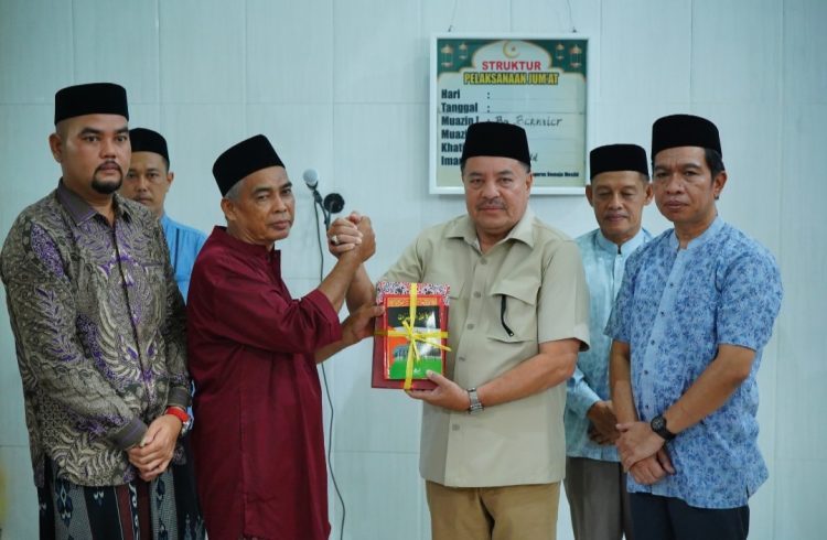 Tim Safari Ramadan Pemerintah Kabupaten (Pemkab) Nagan Raya yang dipimpin Bupati TR. Keumangan, S.H., M.H., melaksanakan kunjungan ke Kecamatan Darul Makmur, Selasa (24/2/2026) malam