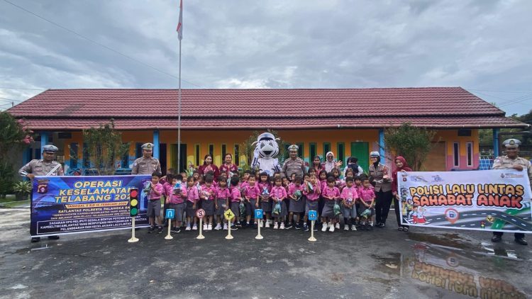 Satlantas Polresta Palangka Raya menggelar kegiatan Pendidikan Masyarakat Lalu Lintas (Dikmas Lantas) bertajuk Polisi Sahabat Anak dalam rangka Operasi Keselamatan Telabang 2026, Kamis (12/2/2026).