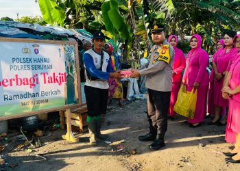 Jajaran Polsek Hanau bersama Bhayangkari melaksanakan kegiatan pembagian takjil kepada masyarakat dan kaum dhuafa di Jalan Pangeran Antasari, Kecamatan Hanau, Kabupaten Seruyan, Sabtu (28/2/2026) sore