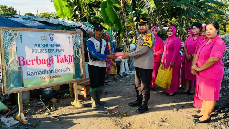 Jajaran Polsek Hanau bersama Bhayangkari melaksanakan kegiatan pembagian takjil kepada masyarakat dan kaum dhuafa di Jalan Pangeran Antasari, Kecamatan Hanau, Kabupaten Seruyan, Sabtu (28/2/2026) sore