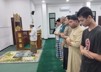 Polresta Palangka Raya melaksanakan kegiatan buka puasa bersama hingga salat tarawih berjamaah di Masjid As-Salam.