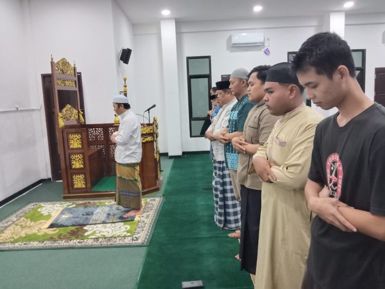 Polresta Palangka Raya melaksanakan kegiatan buka puasa bersama hingga salat tarawih berjamaah di Masjid As-Salam.