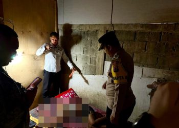 Personel Piket SPKT bersama piket fungsi Polresta Palangka Raya yang dipimpin Pamapta III SPKT Ipda Muhammad Abrar mendatangi tempat kejadian perkara (TKP) penemuan seorang pria dalam keadaan meninggal dunia di Jalan Rajawali Km 5,5 (Warung Indo Kress), Kota Palangka Raya.
