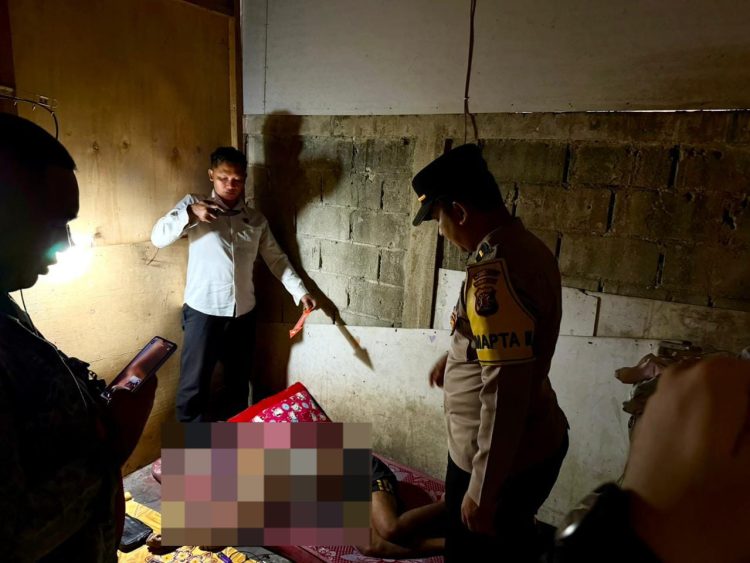 Personel Piket SPKT bersama piket fungsi Polresta Palangka Raya yang dipimpin Pamapta III SPKT Ipda Muhammad Abrar mendatangi tempat kejadian perkara (TKP) penemuan seorang pria dalam keadaan meninggal dunia di Jalan Rajawali Km 5,5 (Warung Indo Kress), Kota Palangka Raya.