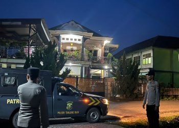 personel Polsek Tanjung Raja melaksanakan kegiatan Patroli Subuh pada Senin, 2 Maret 2026.