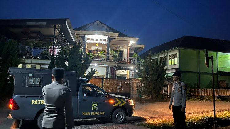 personel Polsek Tanjung Raja melaksanakan kegiatan Patroli Subuh pada Senin, 2 Maret 2026.