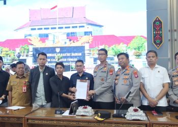 Kepolisian Daerah Kalimantan Tengah (Polda Kalteng) melakukan pengamanan aksi unjuk rasa dari sejumlah mahasiswa yang tergabung dalam Aliansi Reformasi Polri (AROMI) di depan Kantor DPRD Kalteng, Jl. S.Parman, Kota Palangka Raya, Senin (2/3/2026).