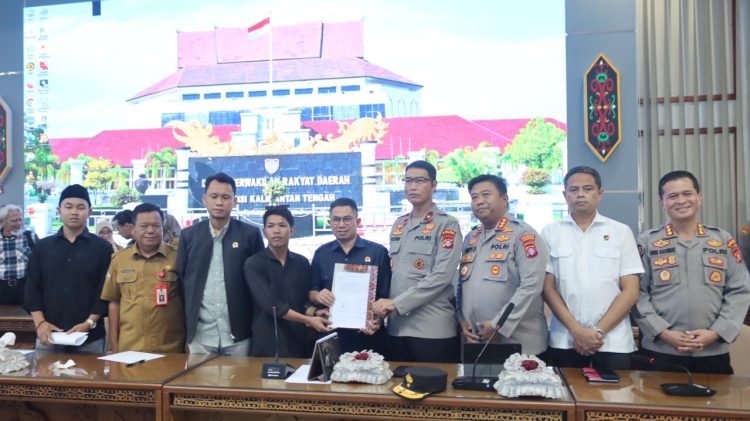 Kepolisian Daerah Kalimantan Tengah (Polda Kalteng) melakukan pengamanan aksi unjuk rasa dari sejumlah mahasiswa yang tergabung dalam Aliansi Reformasi Polri (AROMI) di depan Kantor DPRD Kalteng, Jl. S.Parman, Kota Palangka Raya, Senin (2/3/2026).